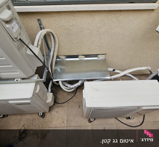 יחידות מיזוג אוויר עם צינורות אטומים בקיר